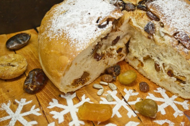 Сладкий хлеб на Рождество с кумкватом и инжиром