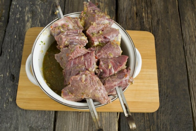 Нанизываем маринованное мясо на шампуры