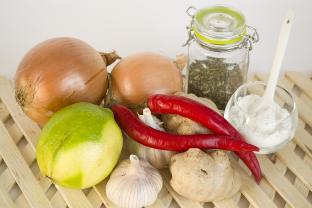 Ингредиенты для тайского соуса чили с луком и имбирём