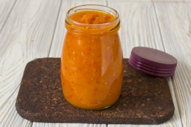 Вскипятив томатный соус «Огонёк», переливаем его в стерилизованные банки