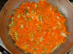 Обжарьте морковку с луком