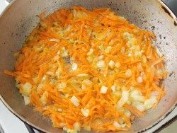 Тёртую морковь обжариваем вместе с луком