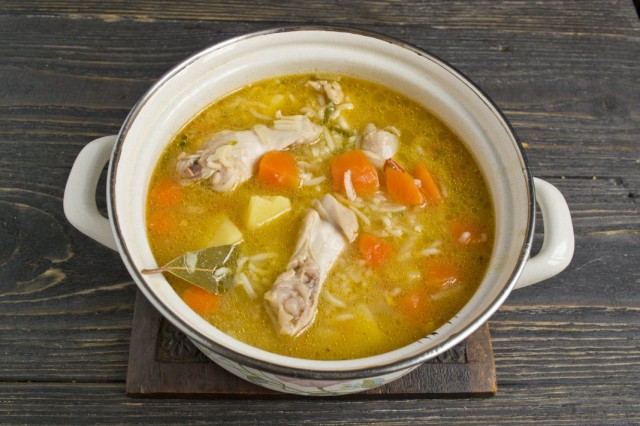 Варим суп до готовности овощей и куриных крылышек