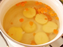 В кипящею воду выкладываем картофель и морковь