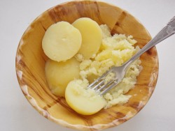Отваренный картофель выловить и размять