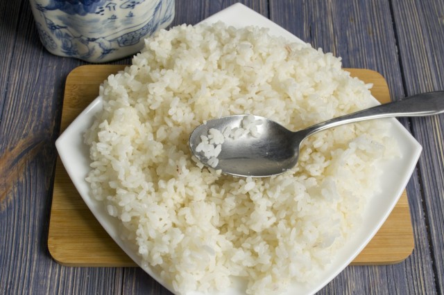 Смешиваем отваренный рис с рассолом