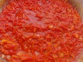 Часть обжаренных овощей заливаем томатной пастой