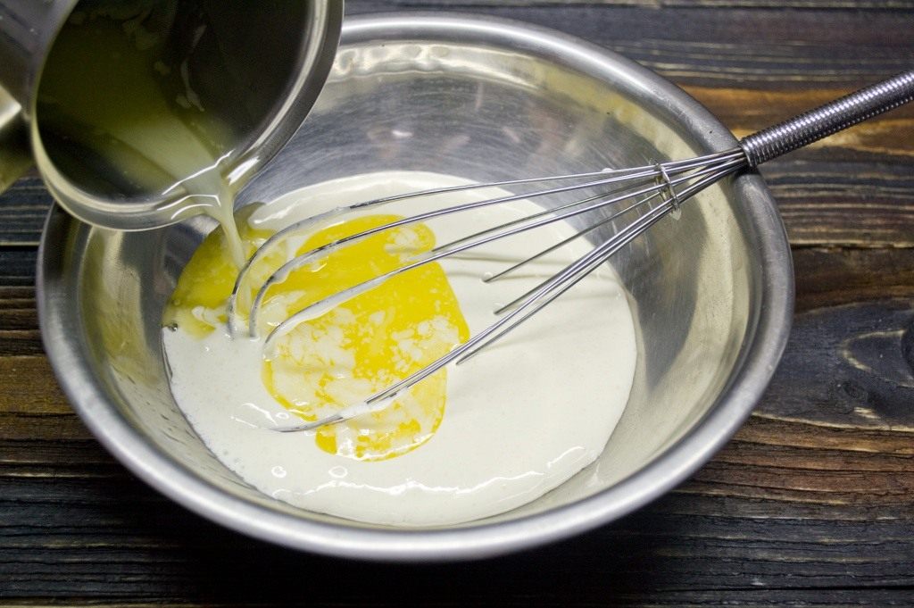 Яйцо взбитое с маслом. Взбитые желтки с сахаром. Растереть желтки с сахаром. Желтки растираем с сахаром и ванилином.. Желтки с сахаром добавляем муку.