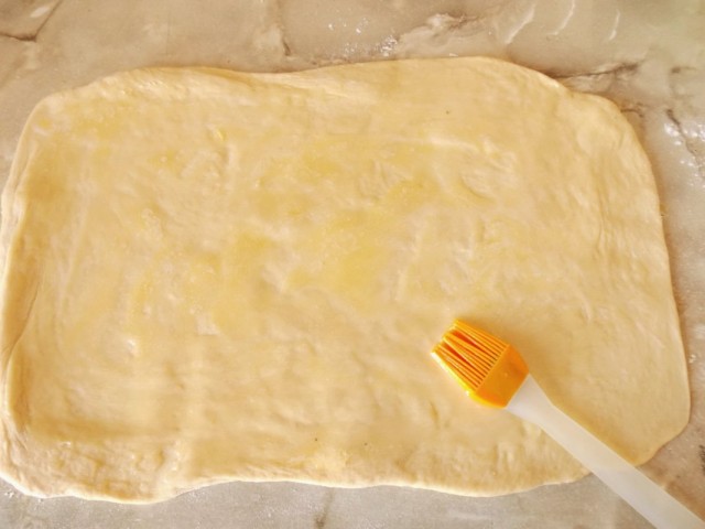 Смазываем тесто растопленным сливочным маслом