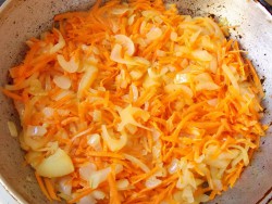 Пассеруем лук с морковью