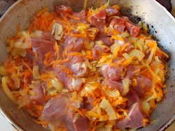 Обжарим мясо с луком и морковью