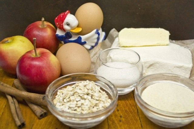 Ингредиенты для творожной запеканки с яблоками и геркулесом