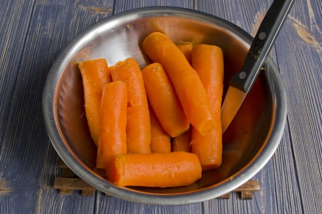 Чистим отваренную морковь