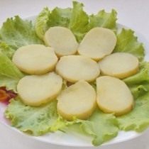 На листья салата выкладываем картофель