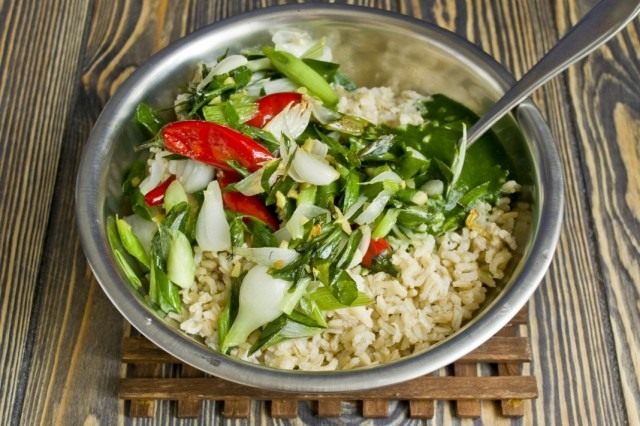 Смешиваем рис с овощами и шпинатной пастой