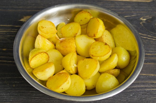 Обжариваем картофель в смеси оливкового и сливочного масла