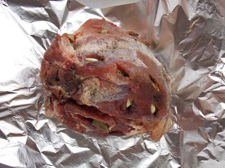 Упаковка буженины. Мясо в фольге. Запекание мяса в фольге. Мясо в духовке из свинины в фольге. Домашняя буженина из свинины в духовке в фольге.