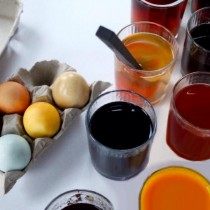 Красим яйца в красителях из натуральных продуктов