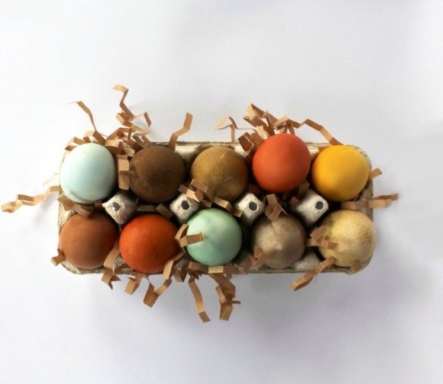 Пасхальные яйца окрашенные красителями из натуральных продуктов