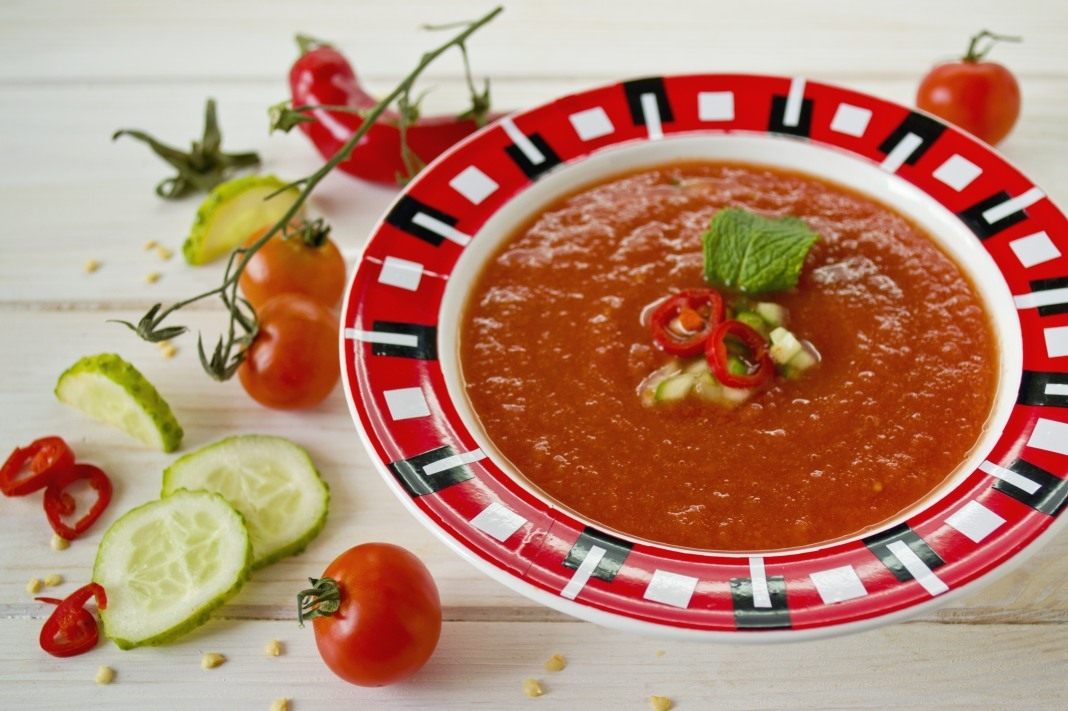Суп томатный рецепты из свежих. Томатный суп гаспачо. Помидорный суп гаспачо. Холодный суп гаспачо. Кордоба гаспачо.