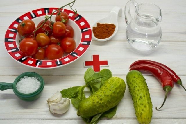 Ингредиенты на две порции холодного томатного супа гаспачо