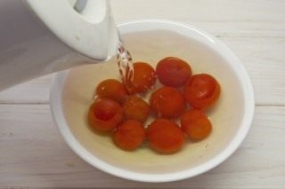 Надрезанные томаты кладём в кипяток на 2 минуты