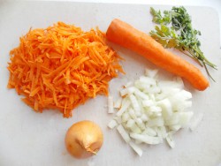 Очистим, и нарежем морковь и лук