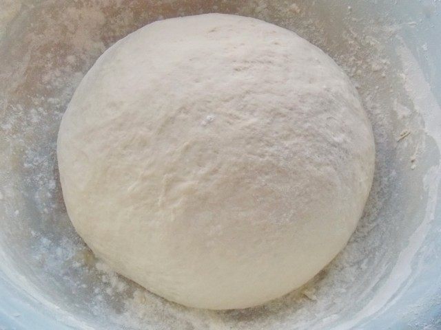 Вымешиваем тесто для капустного пирога