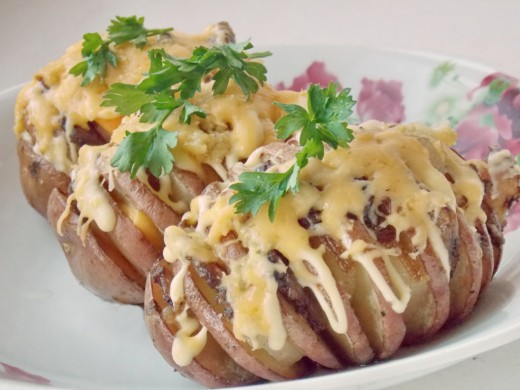 Картошка-гармошка. Печеный картофель с салом под сырной корочкой.