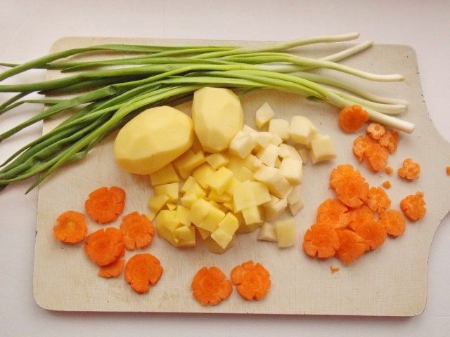 Почистим и нарежем картофель и морковь