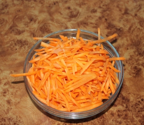 Морковь порезанная соломкой