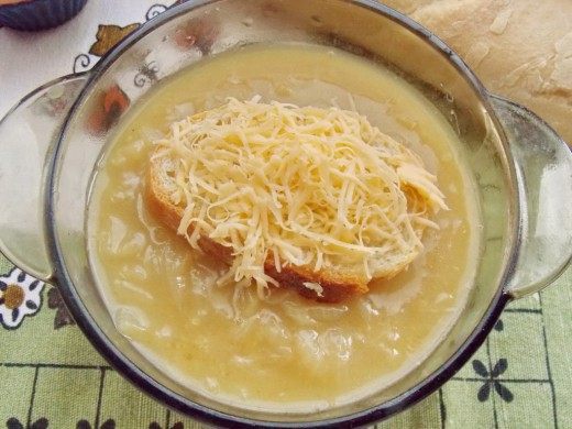 Выкладываем крутон в луковый суп и покрыв тёртым сыром отправляем запекаться в духовку