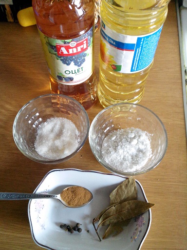 Ингредиенты: Белый гриб 1кг, столовая ложка сахара, 2 столовые ложки соли, чайная ложка корицы, три гвоздички, душистый перец горошком, 3 лавровых листика.