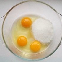 В миску разбиваем яйца и добавляем сахар