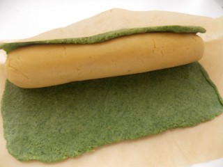 Оборачиваем белое тесто зелёным