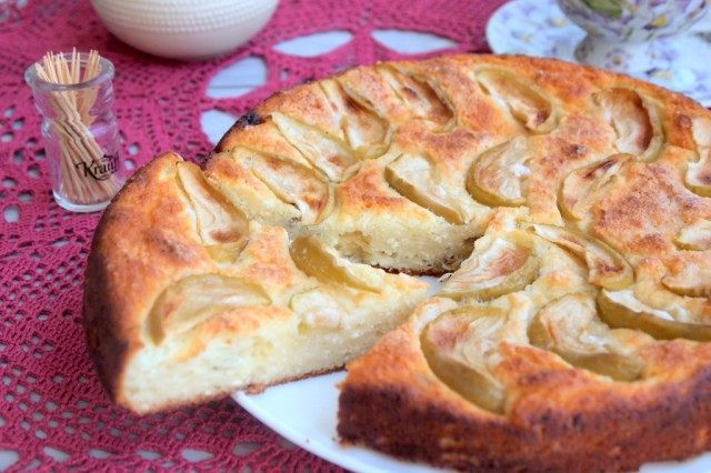 Пирог-сырник с яблоками и изюмом