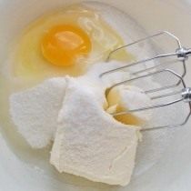 В посуду выкладываем масло, яйцо и сахар