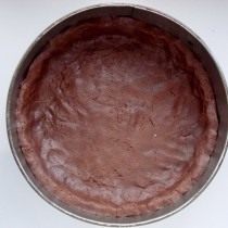 Выкладываем в форму раскатанное шоколадное тесто