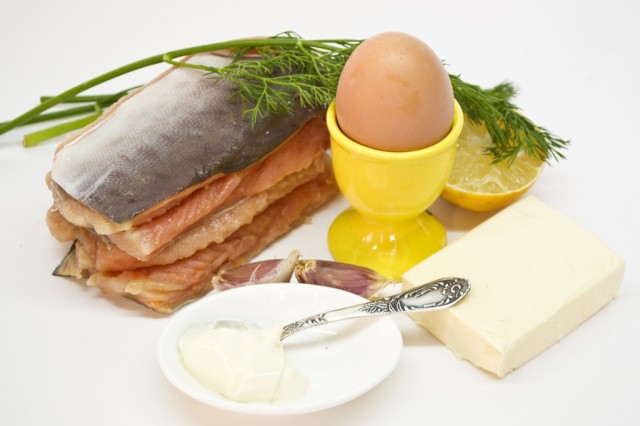 Ингредиенты для рулетов из красной рыбы домашнего посола с сыром