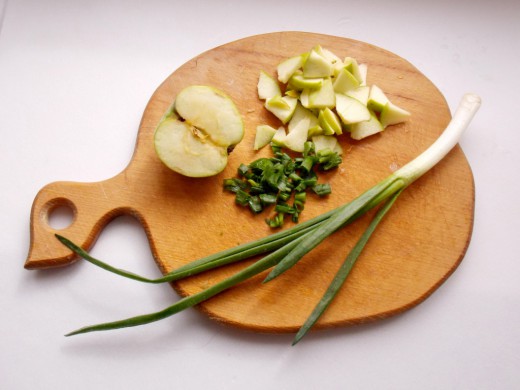 Нарежьте яблоки и зеленый лук