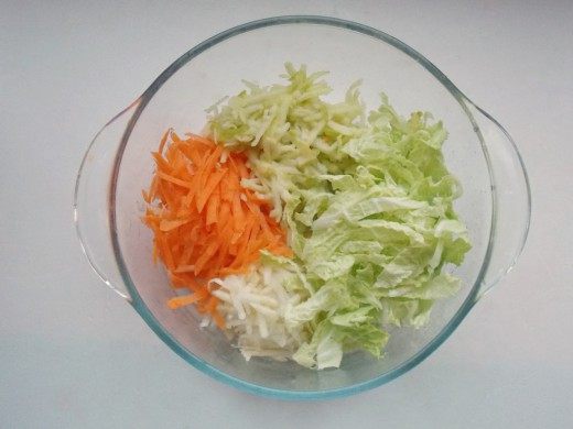 Нашинковать или мелко нарезать овощи