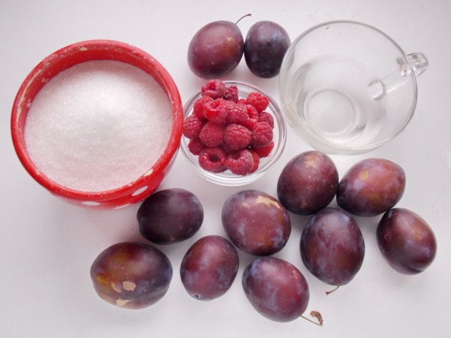 Ингредиенты для приготовления сливово-малинового варенья