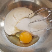 Взобьем яйцо, сахар и сметану для теста