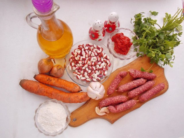 Ингредиенты для приготовления тушёной фасоли с копчёными колбасками в томатном соусе
