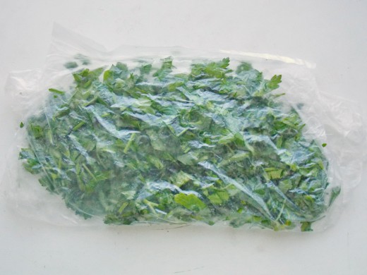 Уложите зелень в пакет слоем до 4 см