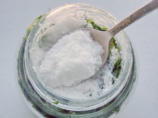 Плотно уложенную зелень присыпаем солью