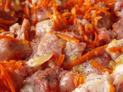 Обжарим мясо в луке и моркови